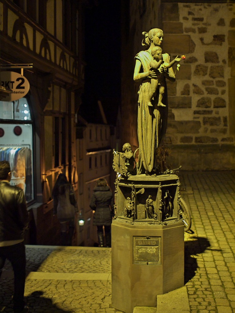 Marburg, Rathausplatz, Sophie mit Heinrich